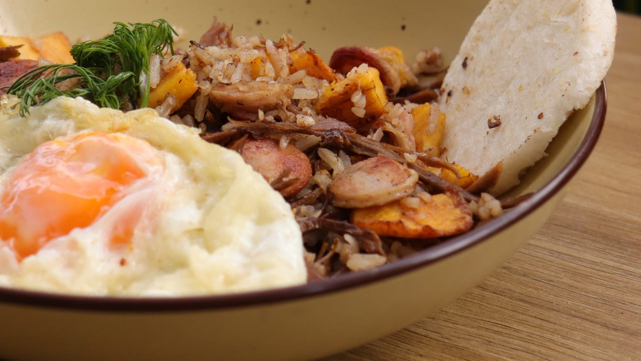 Desayuno Valluno · calentado con sobrebarriga, chorizo, plátano y arroz