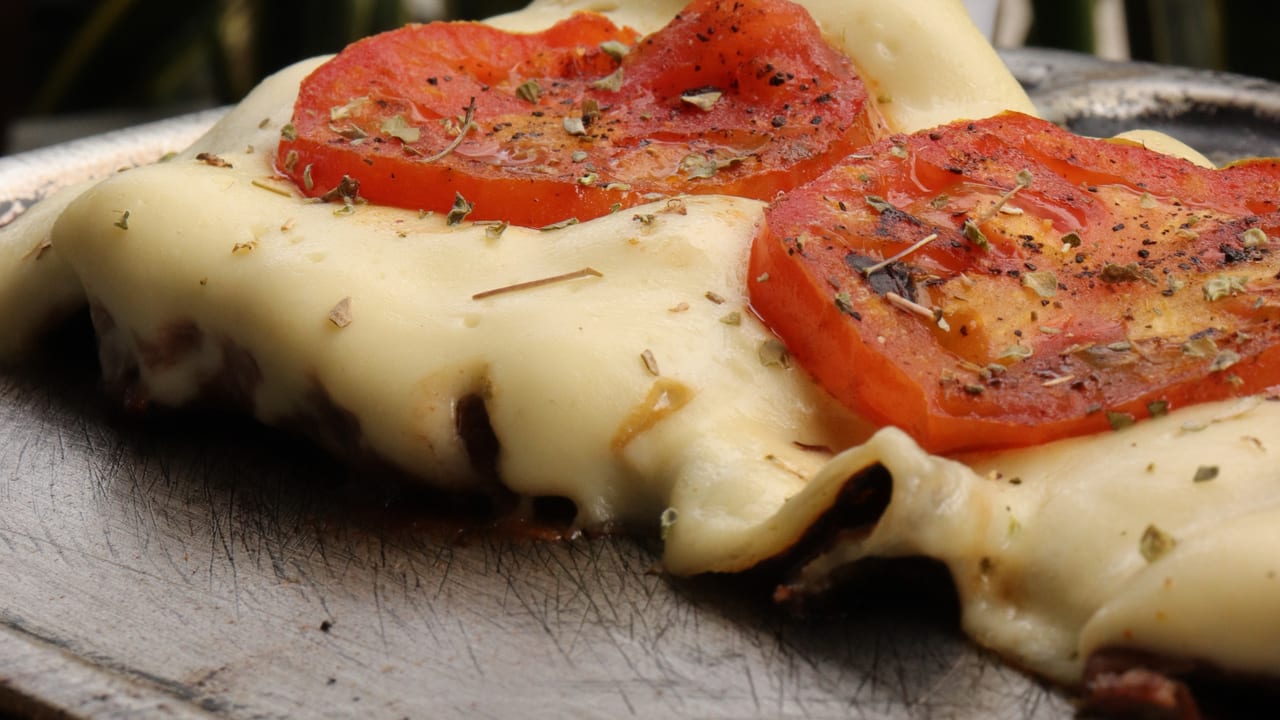 Lomo Fino en Mozzarella · lomo gratinado con tomates asados, arroz, papas y aguacate